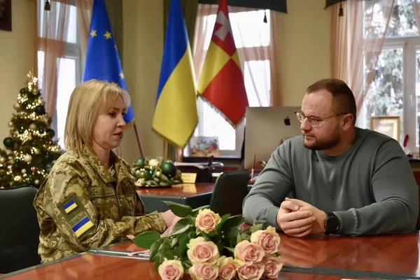 Пройшла двомісячну реабілітацію: лучанка, яку звільнили з полону, повернулась додому (фото)