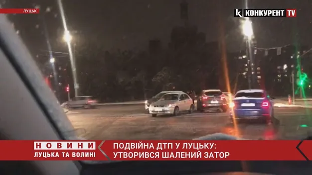 У Луцьку, на Карпенка-Карого, – аварія: утворився великий затор (відео)