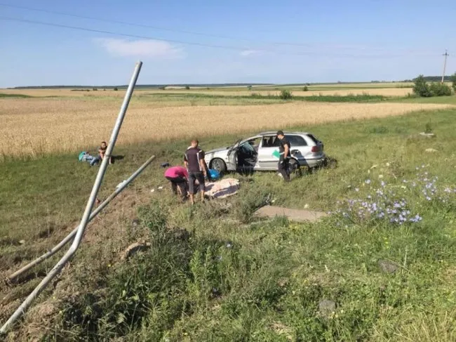 Смертельна аварія на Волині: автомобіль злетів з дороги (фото)