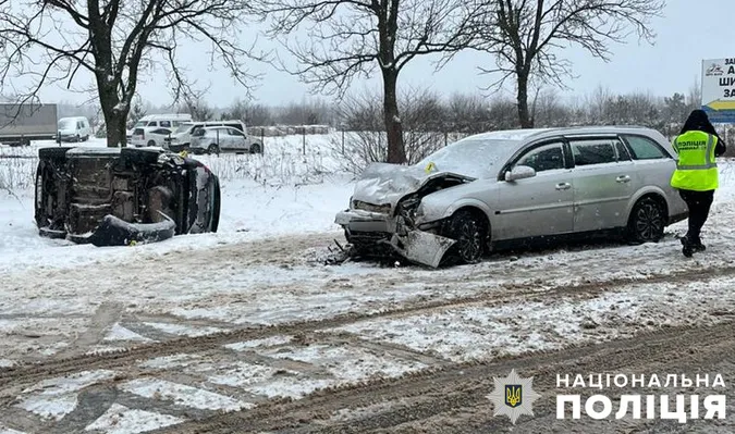 Авто у кюветі, семеро травмованих: волиняни потрапили у ДТП на Львівщині (фото)