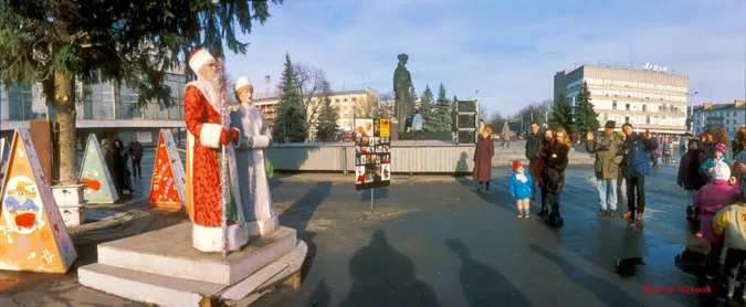 Луцький фотограф показав світлини, як святкували Новий рік 20 років тому