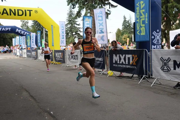 У Луцьку пробігли благодійний MHP Run4Victory: зібрані кошти спрямують на підтримку 100-ї ОМБр (фото)