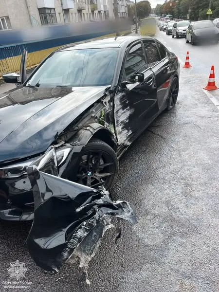 У Луцьку неуважний водій BMW влетів у стовп (фото)
