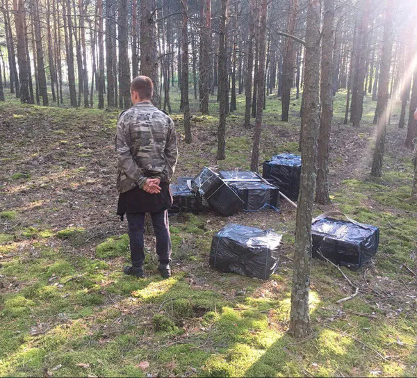 На Волині затримали контрабандиста з 24 ящиками сигарет (фото)