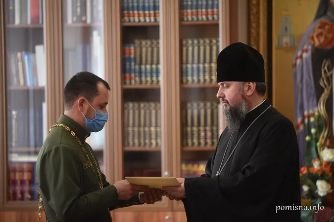 Епіфаній вручив волинському капелану медаль