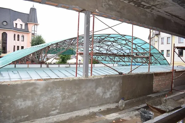 Біля луцького ЦНАПу «виріс» додатковий другий поверх (фото)