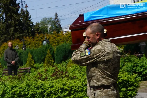 Сльози мужніх: Луцьк на колінах проводжав молодого Героя (фото, відео)