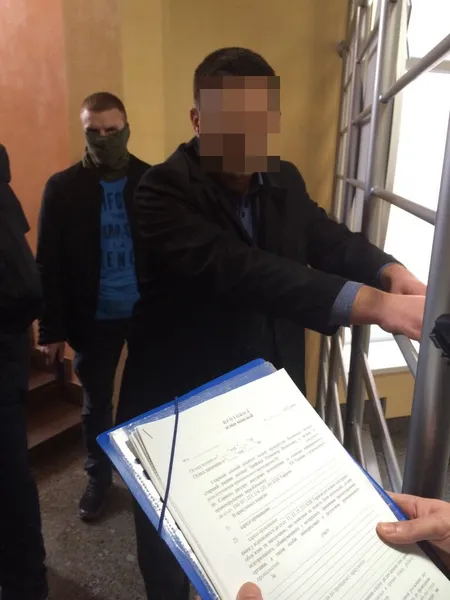 У Луцьку слідчого-хабарника посадили під домашній арешт (фото, відео)