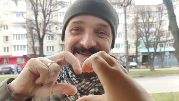 Юна лучанка продає півонії, щоб зібрати гроші на квадрокоптер для батька