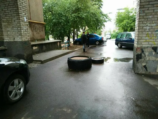 Луцькі муніципали демонтували обмежувачі руху і паркани 