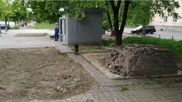 У Луцьку поскаржилися на пішохідну доріжку без бруківки (фото)