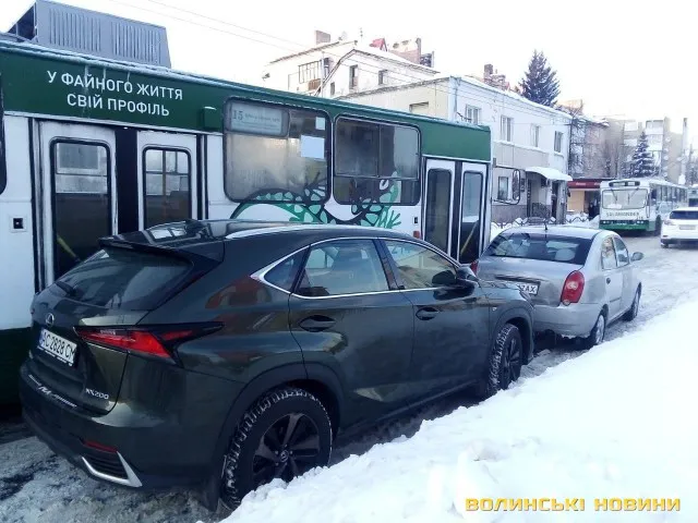У центрі Луцька тролейбус протаранив припарковані автівки (відео)