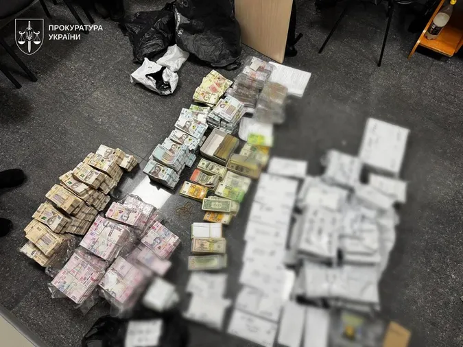 Ховали гроші у тунелях: в Україні накрили тіньову мережу обмінників, вилучили 630 млн (фото)