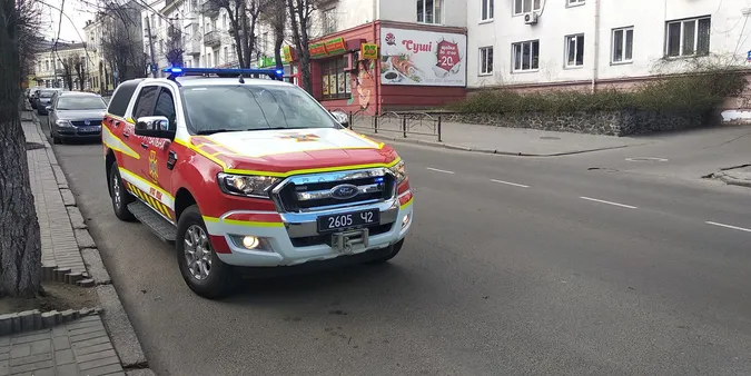 Як лучан на вулицях з автомобіля закликають сидіти вдома (фото)