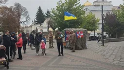 У центрі Луцька – намет з військовими: що вони там роблять (фото)