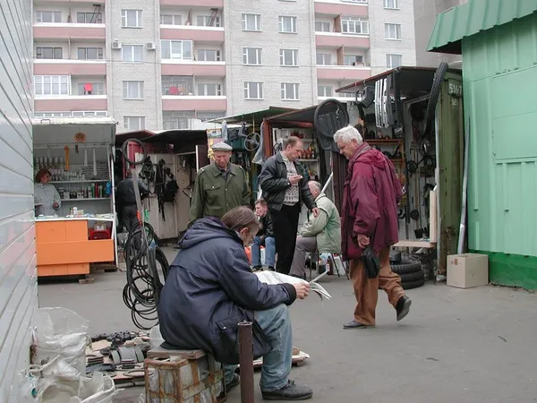 Привіт із минулого: луцька «варшавка» 2000-го (фото) 