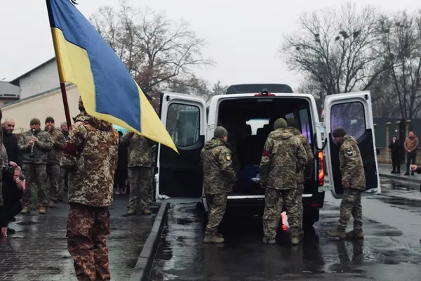 🕯 У Володимирській громаді попрощалася із Захисником Олегом Гринишиним (фото)