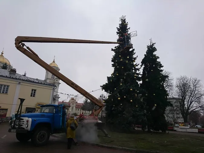 Центральні луцькі ялинки вже майже готові до Нового року (фото)