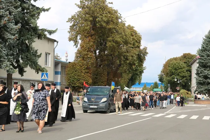 Прапор вручили синові: на Волині попрощалися із Героєм Сергієм Кацавальським (фото)