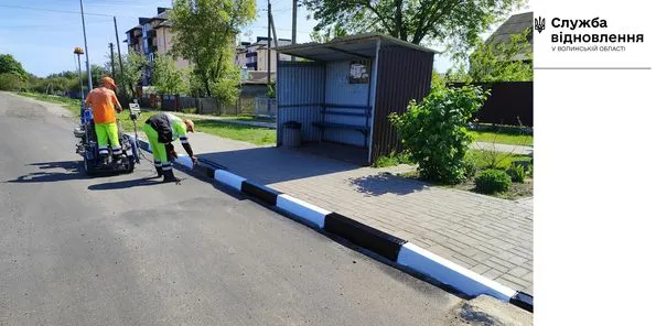 Просять не смітити: на Волині ремонтують дороги і прибирають зупинки (фото)