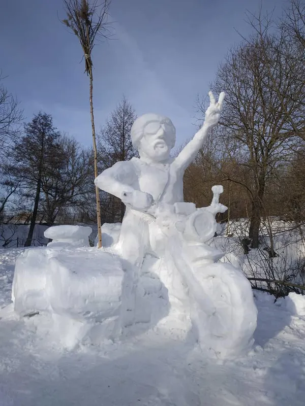У Рокинях  з’явився величезний сніговий байкер (фото)