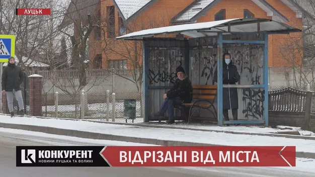 Лучани з Вишкова мерзнуть на зупинках: перевізник просить проїзд по 10 гривень (відео)