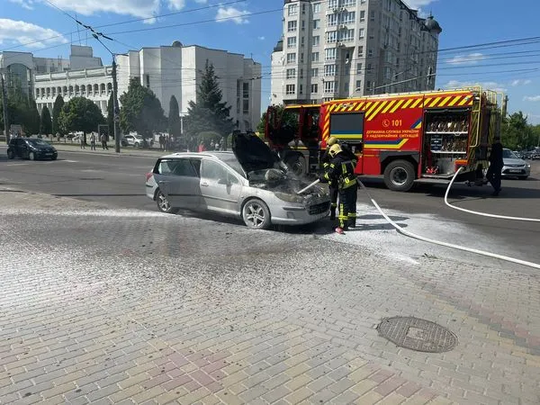 Вантажівка і два легковики: на Волині в один день горіли три автомобілі (фото)