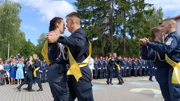Спеціально взяв відпустку: до ліцею в Луцьк на останній дзвоник приїхав директор-військовослужбовець (відео)