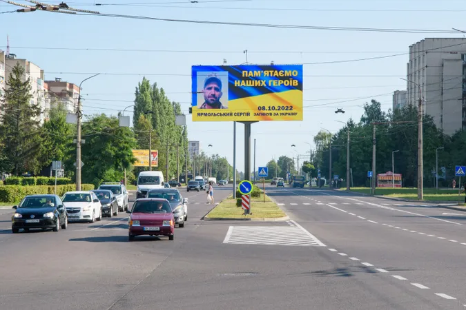 Пам'ятаємо: у Луцьку на бігбордах розмістили фотографії та імена загиблих Героїв (фото)