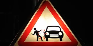 За крок до трагедії: у Луцьку авто ледь не збило людей на переході (відео)