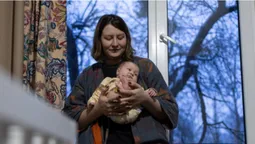 Народжувати в Україні: яке воно – материнство без світла та тепла під час війни (фото)