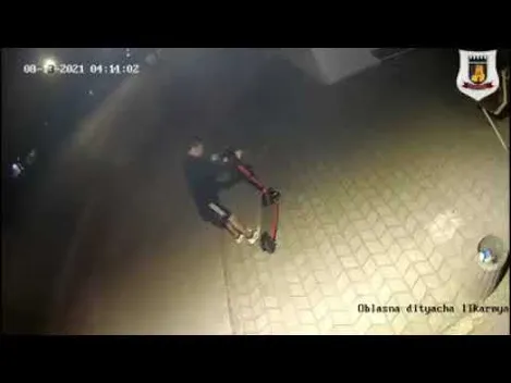 У Луцьку камері спостереження молодик показав оголені сідниці (відео)
