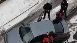 Втікаючи від поліції, в'їхали в авто: у Луцьку переслідували чоловіків з наркотиками (відео)