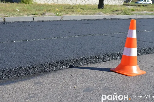 Дружина депутата облради ремонтує на Волині частину дороги державного значення