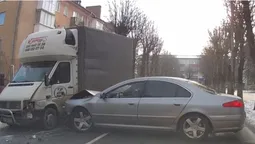 У Луцьку через неуважність водія сталася ДТП (відео)