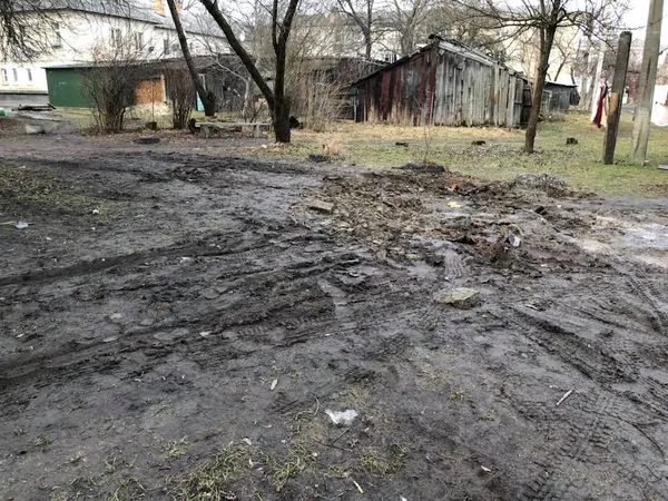 Двори у центральній частині Луцька потопають у багнюці (фото)