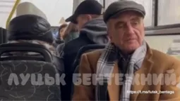 У Луцьку в тролейбусі дідусь декламував пасажирам вірші (відео)
