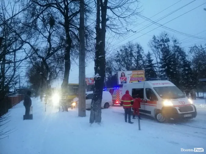 У центрі Луцька маршрутка протаранила бус (фото)