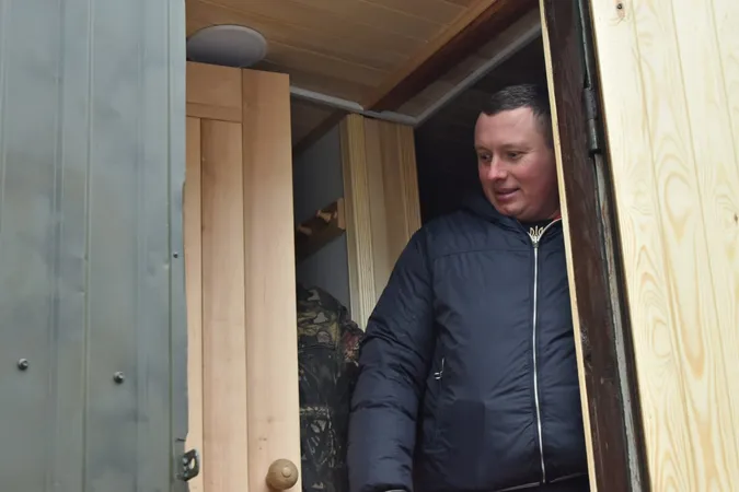 Для волинян, які воюють на Сході, з причепа зробили баню на колесах (фото)