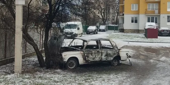 У Ковелі 18-річний юнак спалив «жигулі», бо не зміг «угнати» (фото, відео)