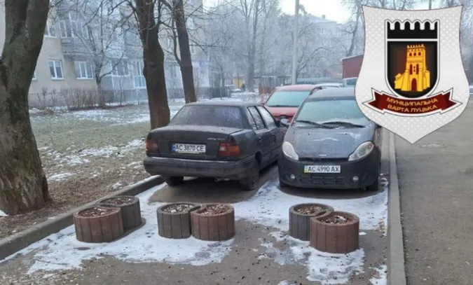 Заважали медикам і рятувальникам: у Луцьку демонтували обмежувачі руху у дворах (фото)