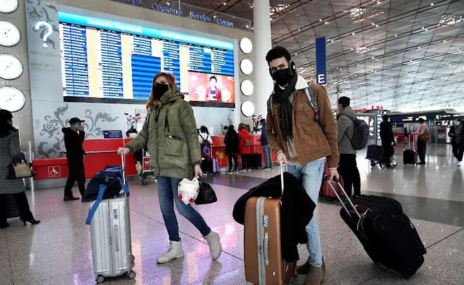 МЗС низки держав масово закликають їхати з України через ризик вторгнення Росії