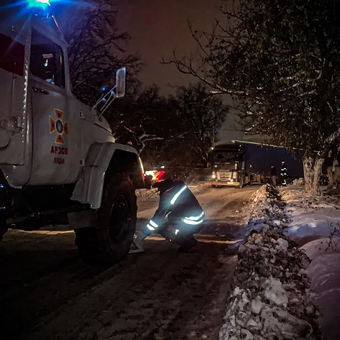 На Волині рятувальники відбуксирували дві вантажівки, які перегородили дорогу (фото)
