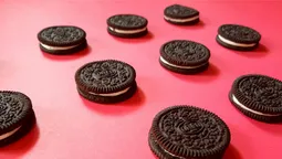 Вчені пояснили, чому при поділі печива Oreo майже весь крем залишається на одній половинці (відео)