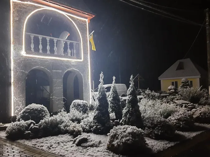 Показали фото з першим снігом у Жидичинській лаврі
