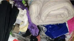 Сморід і антисанітарія: лучани скаржаться на сусіда, який закидав квартиру сміттям (фото)