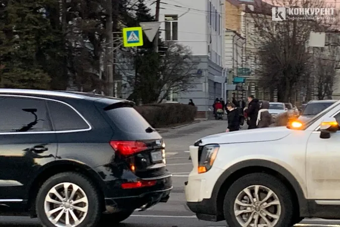 У центрі Луцька сталася ДТП за участю елітних позашляховиків (фото)