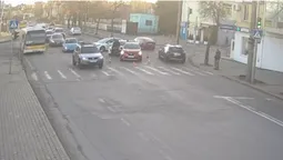 Не встиг загальмувати: біля Старого ринку в Луцьку сталася ДТП перед пішохідним переходом (відео)