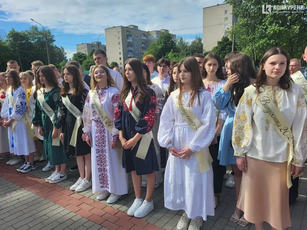 «Бо ми – люди-титани»: як у Луцькому ліцеї №10 танцювали випускний вальс (фото, відео)