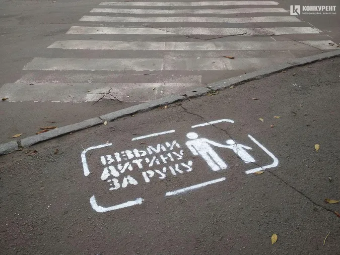 У Луцьку пішоходів з тротуарів закликатимуть бути уважними на переходах (фото)